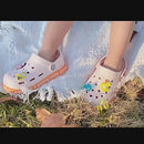 Sandálias infantis macias dos desenhos